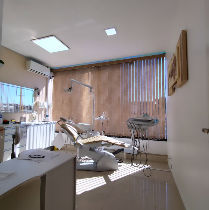 Consultório da Odonto Atibaia com cadeira odontológica e luz natural