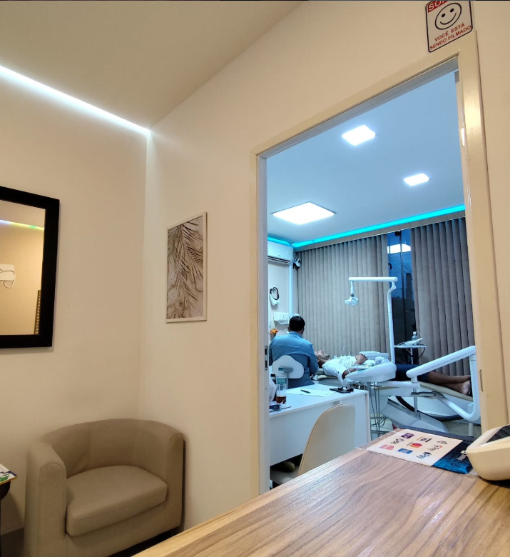 Recepção e consultório da Odonto Atibaia