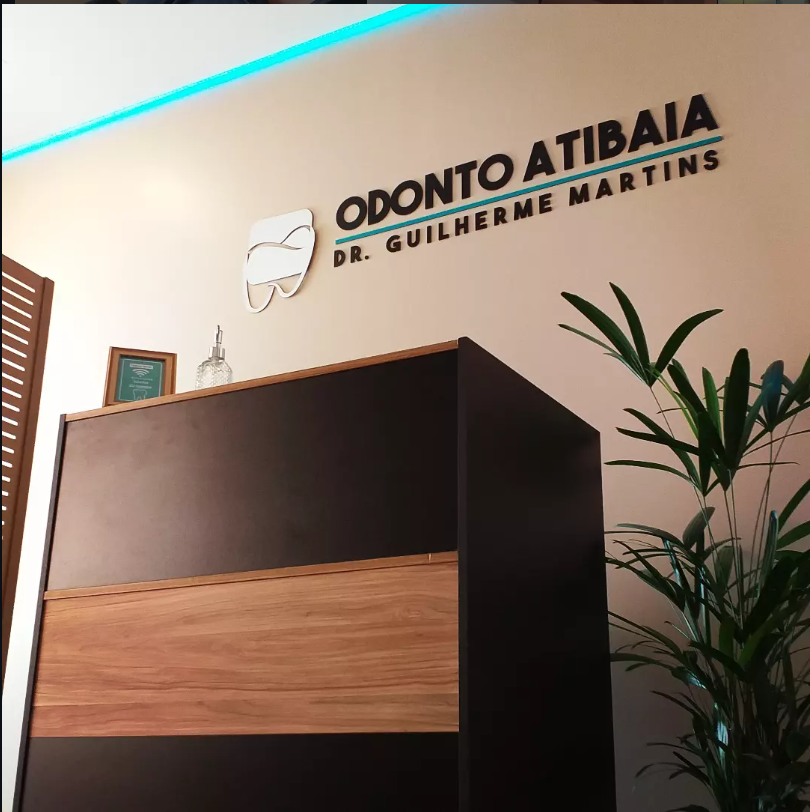 Recepção com a identidade da Odonto Atibaia na parede